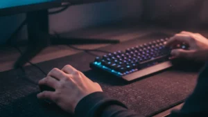 Okładka rankingu: Zacinający się obraz psuje grę? Najlepsze monitory gamingowe 2K - Ranking TOP 5 (2026) - Hity Zakupowe 2026
