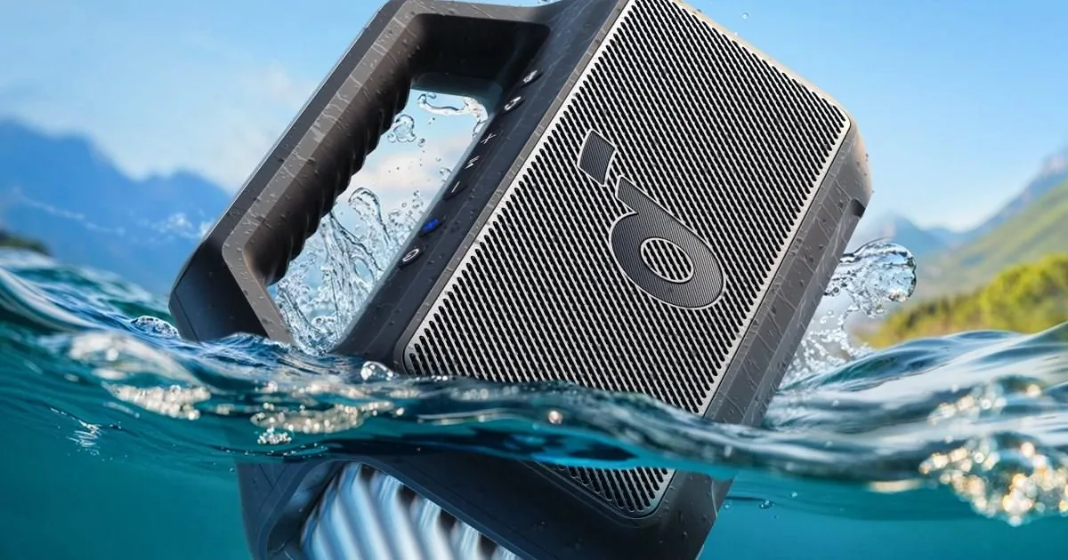 Głośnik Soundcore Boom 2 unoszący się na wodzie w jeziorze