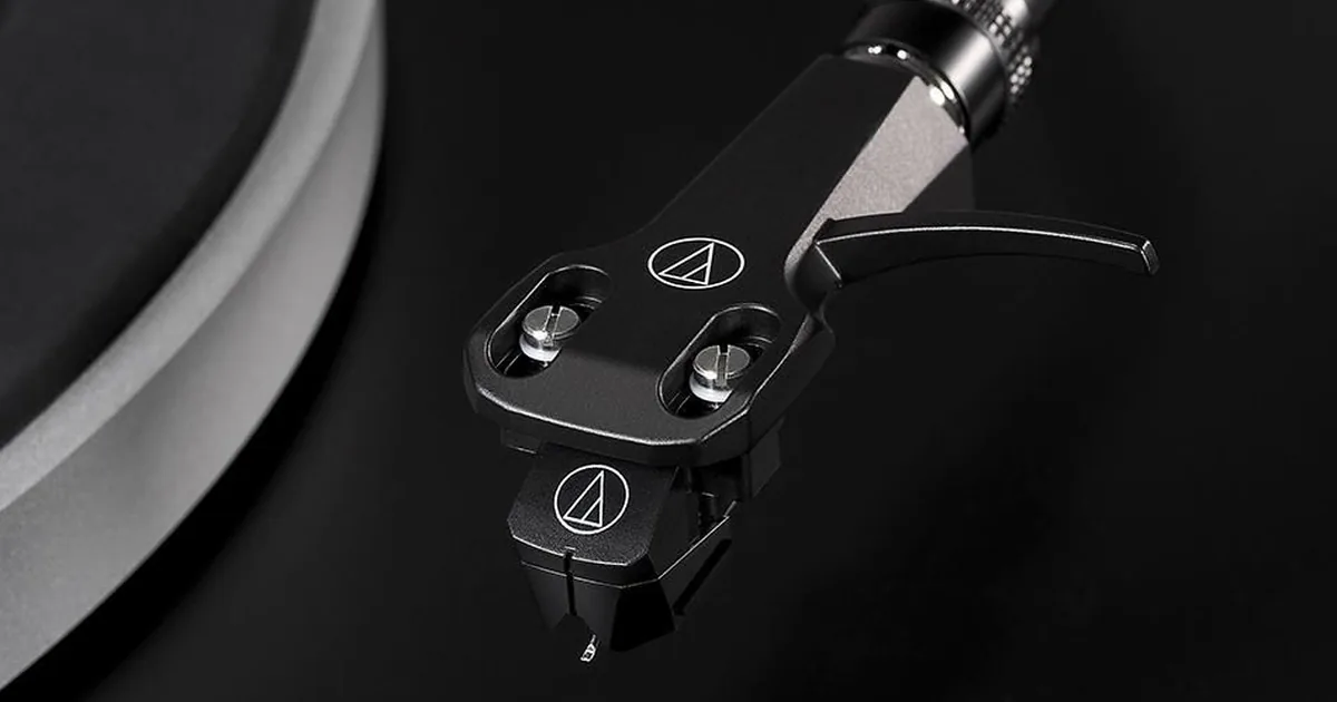 Zbliżenie główki ramienia gramofonu Audio-Technica z wkładką AT-VM95E i igłą