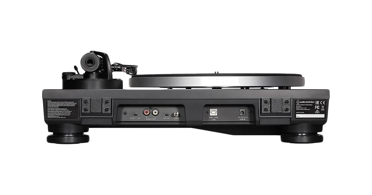 Tylny panel gramofonu Audio-Technica AT-LP5X z wyjściami RCA, przełącznikiem PHONO/LINE, przełącznikiem MM/MC, uziemieniem i gniazdem USB