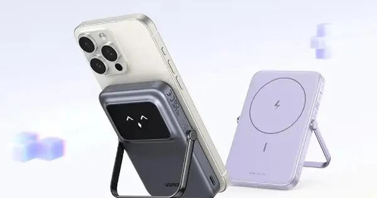 iPhone postawiony na składanej podstawce powerbanka UGREEN Uno PB571 obok drugiego powerbanka