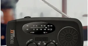 Przenośne radio Technaxx TX-238 z wysuniętą anteną, stojące na stole